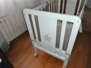 Cuna de madera blanca con estrella