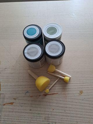 4 botes de pintura grandes y pinceles 