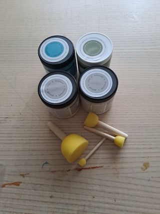 4 botes de pintura grandes y pinceles 