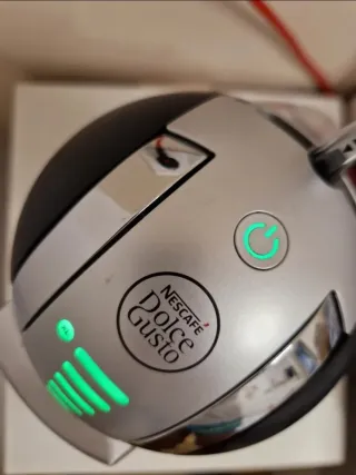 Cafetera Dolce Gusto Negra y Plateada