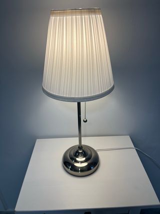Mesita Noche IKEA Blanca + Lámpara Regalo