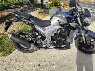 Moto deportiva gris marca goes 125