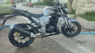 Moto deportiva gris marca goes 125