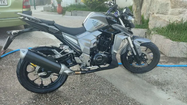 Moto deportiva gris marca goes 125