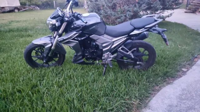 Moto deportiva gris marca goes 125