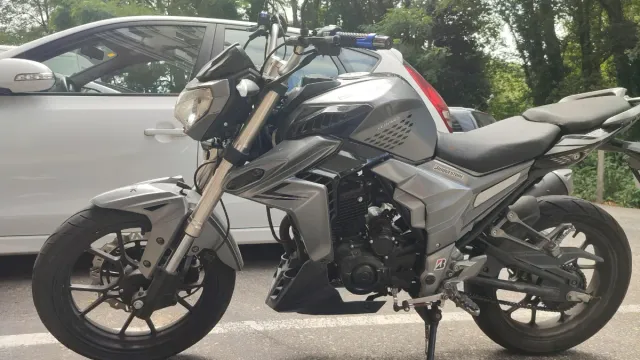 Moto deportiva gris marca goes 125