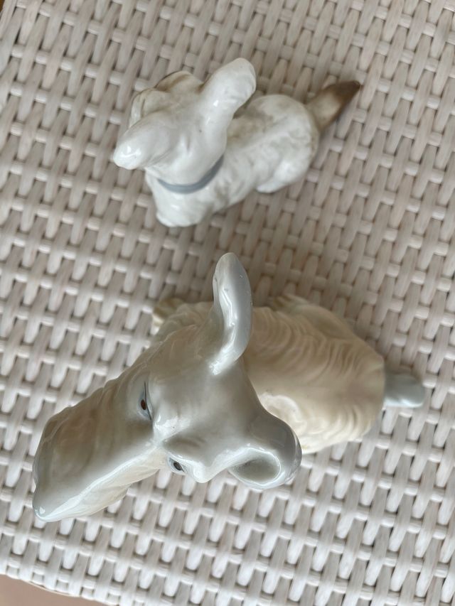 Figuras de perros de porcelana