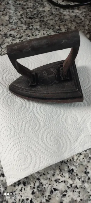 Plancha antigua de hierro suela redonda