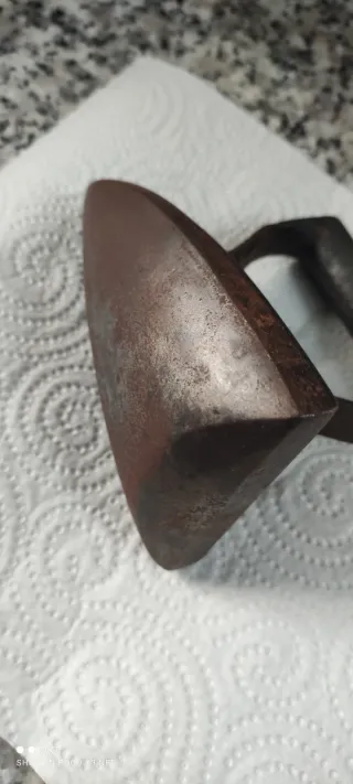 Plancha antigua de hierro suela redonda