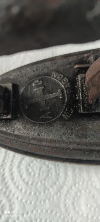 Plancha antigua de hierro suela redonda