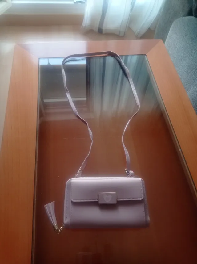 Bolso cartera rosa con correa