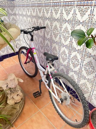 Bicicleta blanca y rosa