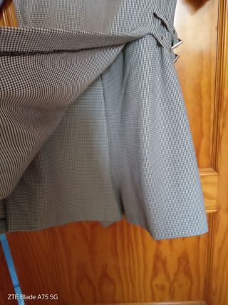 Vestido falda pantalón gris y blanco