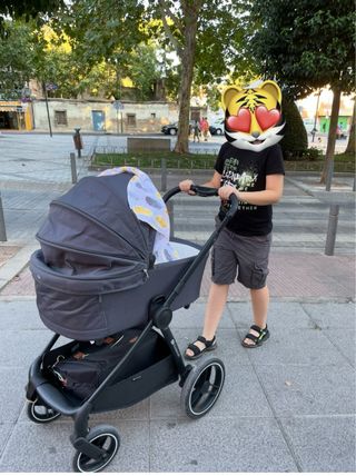 Carrito de bebé gris