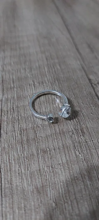 Anillo plateado ajustable con piedras