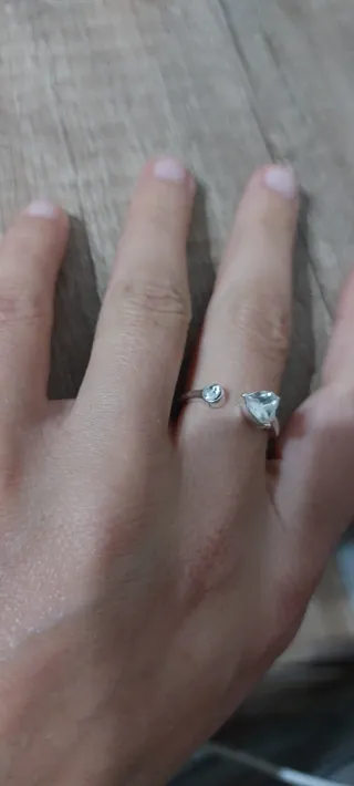 Anillo plateado ajustable con piedras