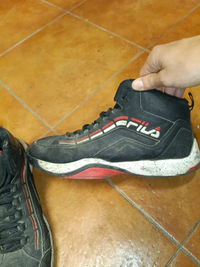 Zapatillas Fila Negras y Rojas