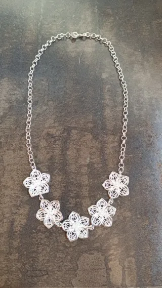 Collar de plata con flores