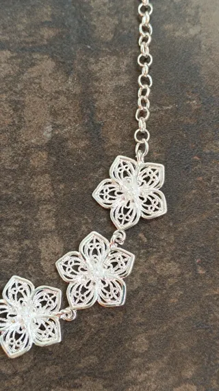 Collar de plata con flores