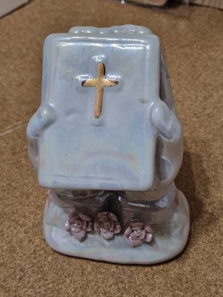 Figura in ceramica vintage mani che pregano con Bibbia
