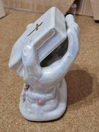 Figura in ceramica vintage mani che pregano con Bibbia