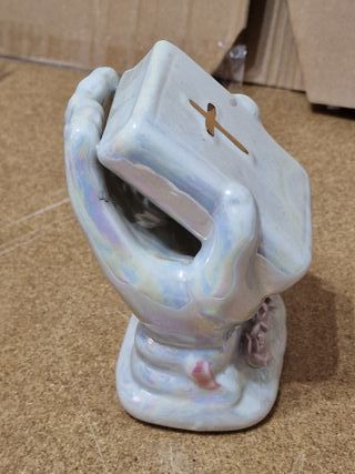 Figura in ceramica vintage mani che pregano con Bibbia