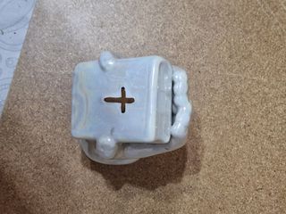 Figura in ceramica vintage mani che pregano con Bibbia