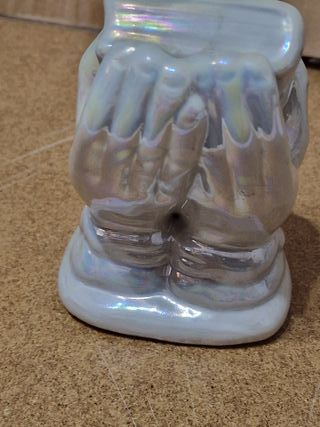 Figura in ceramica vintage mani che pregano con Bibbia