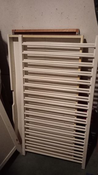 Cuna de bebé de madera blanca