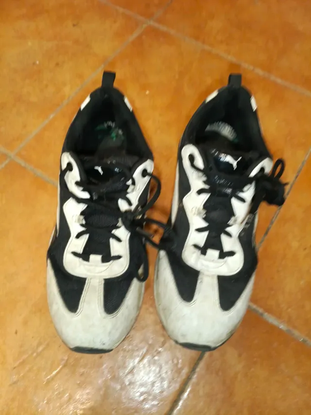 Zapatillas Puma Negras y Blancas