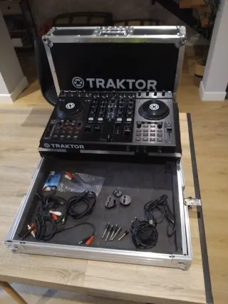 Controladora Traktor Kontrol S4 + Maleta