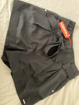 Pantalón corto Superdry negro con cinturón