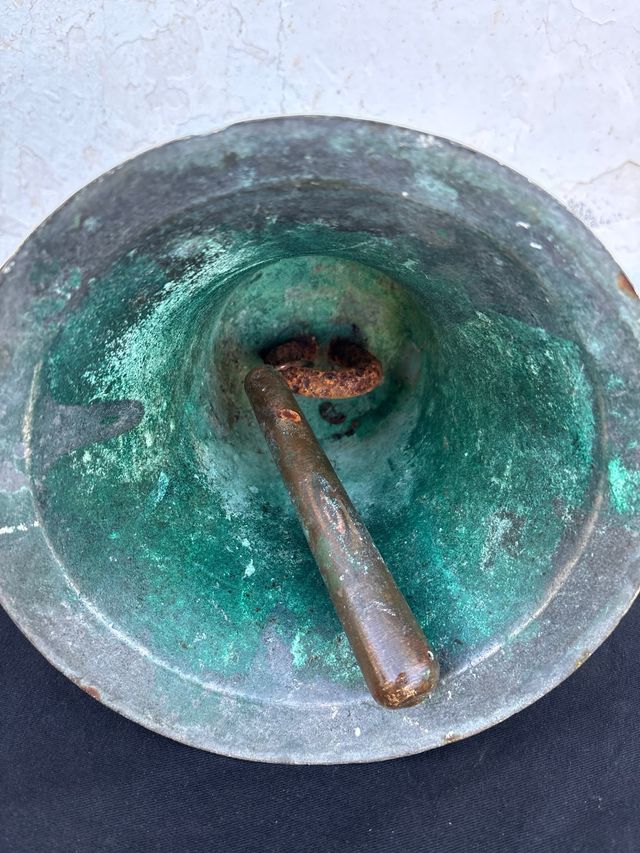 Campana antigua de bronce grande
