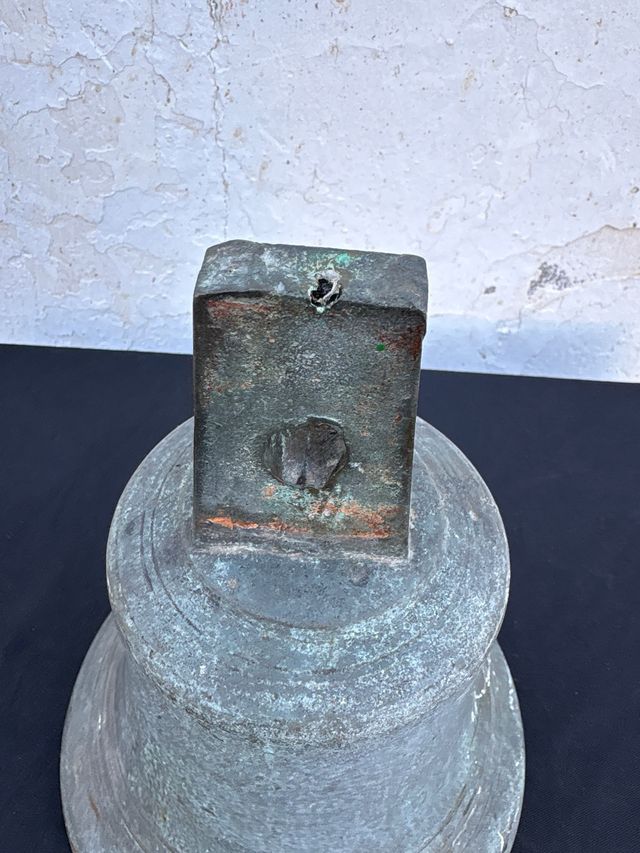 Campana antigua de bronce grande
