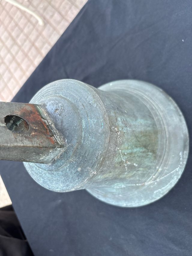 Campana antigua de bronce grande
