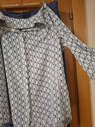 Camisa elegante con estampado de cadenas