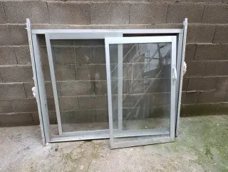 Ventana corredera aluminio con guia para persiana.