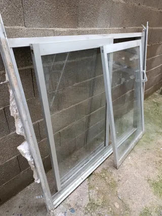 Ventana corredera aluminio con guia para persiana.