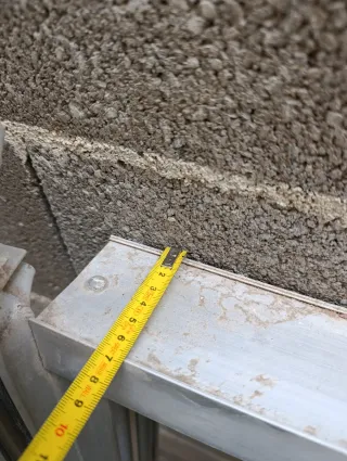 Ventana corredera aluminio con guia para persiana.