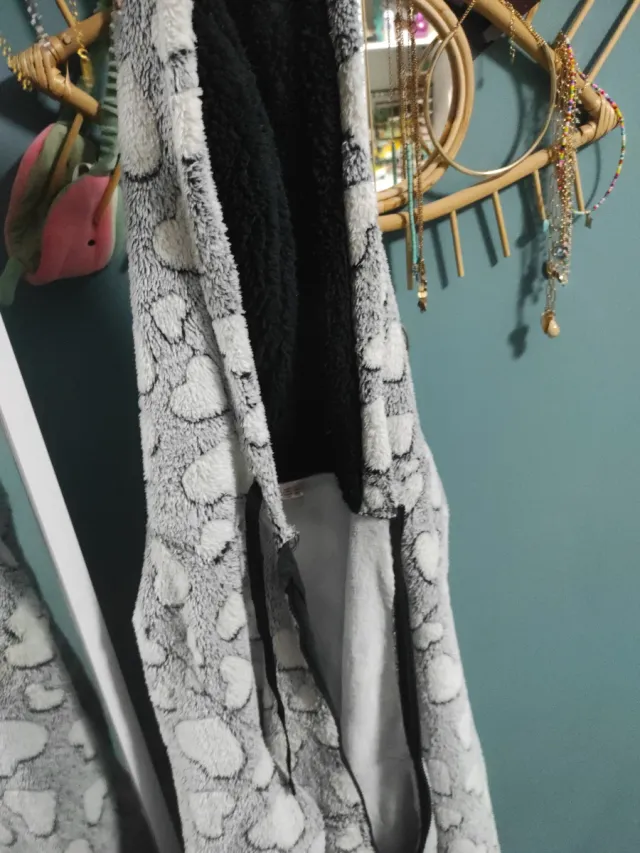 Bata de pelito gris y blanco
