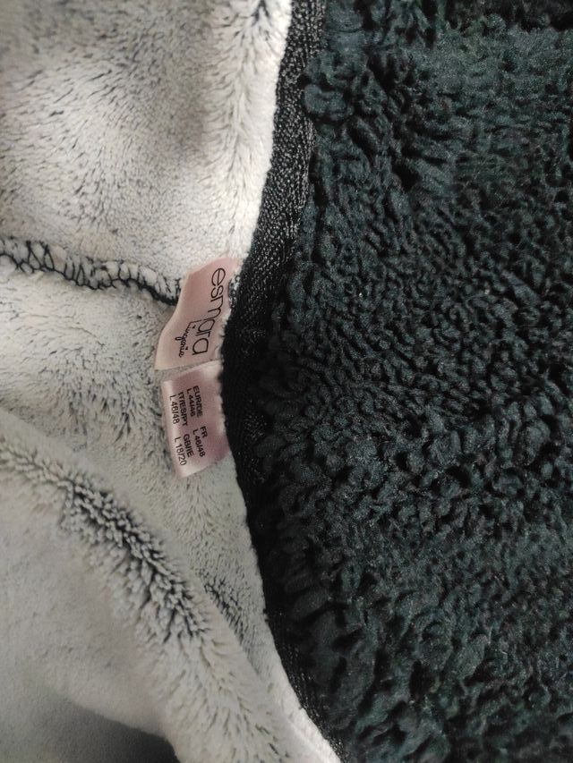 Bata de pelito gris y blanco