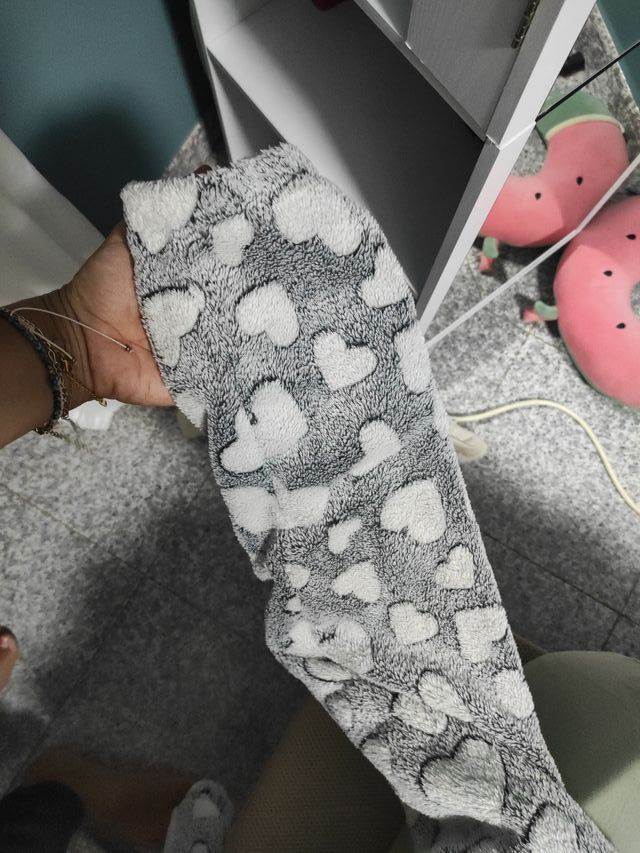 Bata de pelito gris y blanco