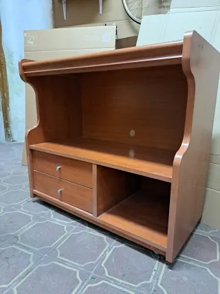 Mesa de madera marrón