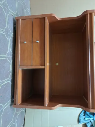 Mesa de madera marrón