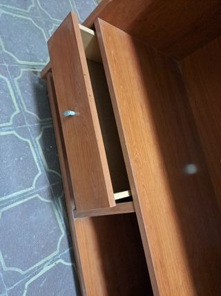 Mesa de madera marrón