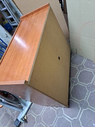 Mesa de madera marrón