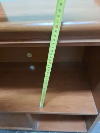 Mesa de madera marrón