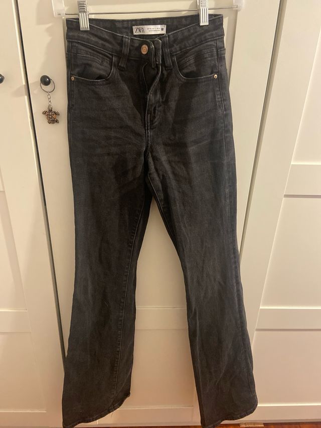 Pantalones campana Zara negros