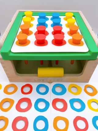 Caja con martillo Busca y golpea fuerte Lovevery