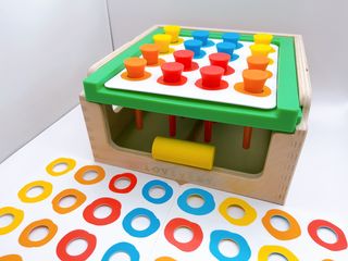 Caja con martillo Busca y golpea fuerte Lovevery